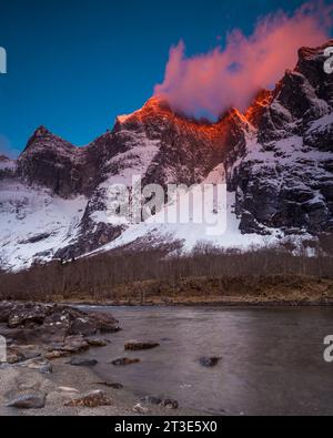 alpenglow al mattino presto sul Troll Wall e sulle vette del Trolltindene nella valle di Romsdalen, Rauma kommune, Møre og Romsdal, Norvegia, Scandinavia. Foto Stock