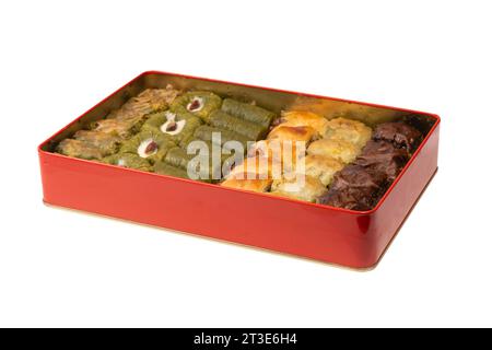 Baklava al pistacchio turco isolata su sfondo bianco. Una varietà di baklava dolce turco. Baklava di noce. Foto Stock