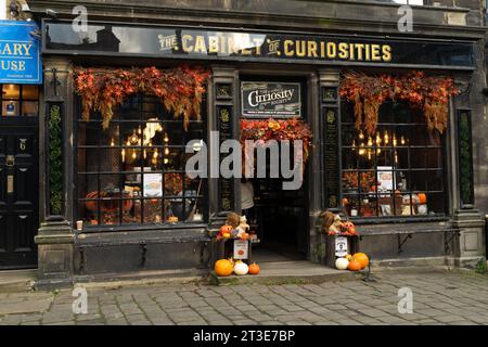 Negozio di articoli da regalo Curiosities con decorazioni di Halloween. Haworth, West Yorkshire, Regno Unito. Foto Stock