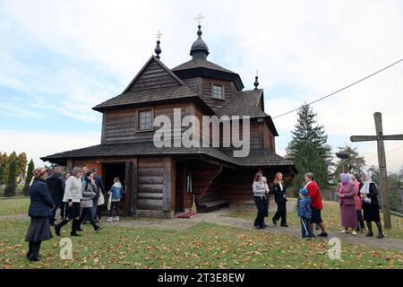 Non esclusiva: REGIONE DI IVANO-FRANKIVSK, UCRAINA - 22 OTTOBRE 2023 - Chiesa di San Michele Arcangelo nel villaggio di Kozyna, Ivano-Frankivsk Foto Stock