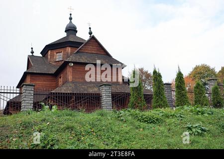 Non esclusiva: REGIONE DI IVANO-FRANKIVSK, UCRAINA - 22 OTTOBRE 2023 - Chiesa di San Michele Arcangelo nel villaggio di Kozyna, Ivano-Frankivsk Foto Stock