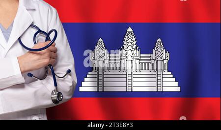 Medicina cambogiana e concetto sanitario. Medico da vicino contro la bandiera della Cambogia Foto Stock