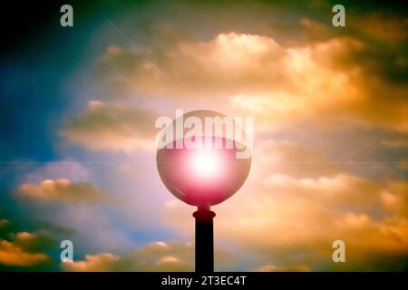 Via lampada accesa al crepuscolo Foto Stock