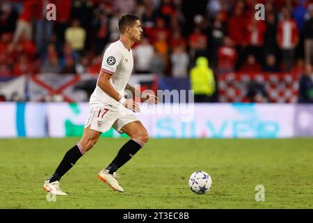 Siviglia, Spagna. 24 ottobre 2023. Erik Lamela (17) dell'Arsenal visto durante la partita di UEFA Champions League tra Sevilla FC e Arsenal all'Estadio Ramon Sanchez Pizjuan di Siviglia. (Foto: Gonzales Photo/Alamy Live News Foto Stock