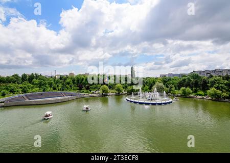 Bucarest, Romania, 29 maggio 2021 - un delicato fiore bianco clematide in un giardino di primavera soleggiato, bello sfondo floreale all'aperto fotografato con s. Foto Stock