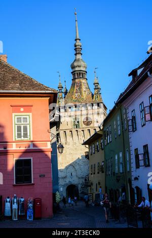 Sighisoara, Romania, 13 luglio 2021: La Torre dell'Orologio o la Torre del Consiglio della cittadella medievale nel centro storico, un sito patrimonio mondiale dell'UNESCO in Foto Stock