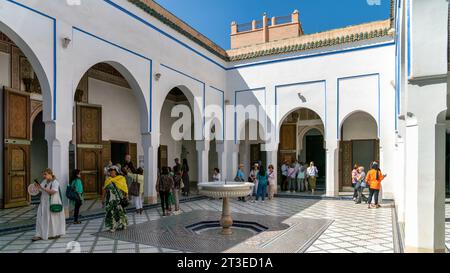 Palazzo Bahia, Marrakech, Marocco - 16 settembre 2022: Cartellonistica all'ingresso del Palazzo Bahia, con piastrelle tradizionali, splendidi giardini e splendidi panorami Foto Stock