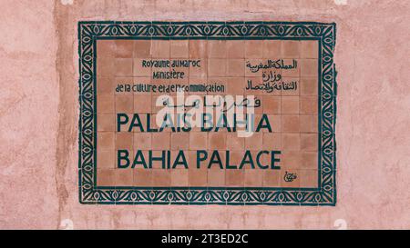 Palazzo Bahia, Marrakech, Marocco - 16 settembre 2022: Cartellonistica all'ingresso del Palazzo Bahia, con piastrelle tradizionali, splendidi giardini e splendidi panorami Foto Stock