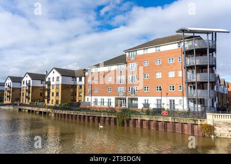 Moderni appartamenti lungo il fiume, Henry Penn Walk, Rivergate, Peterborough, Cambridgeshire, Inghilterra, Regno Unito Foto Stock