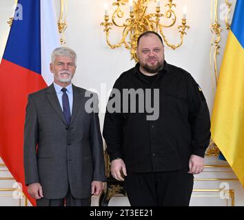 Praga, Repubblica Ceca. 25 ottobre 2023. Il presidente ceco Petr Pavel riceve il Presidente del parlamento ucraino Ruslan Stefanchuk (a destra) a Praga, Repubblica Ceca, il 25 ottobre 2023. Crediti: Michal Krumphanzl/CTK Photo/Alamy Live News Foto Stock