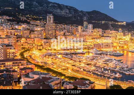 Vista panoramica delle luci della città di notte a Monte Carlo nella città di Monaco Foto Stock
