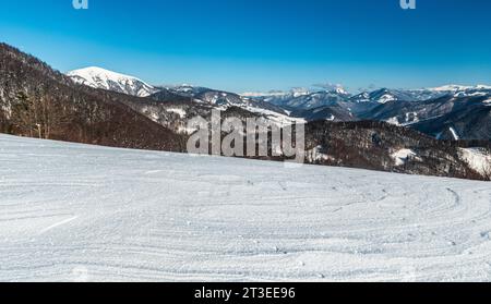 Splendida vista da Magury sul sentiero escursionistico tra Vysna Revuca e sedlo Ploskej in inverno, le montagne Velka Fatra in Slovacchia Foto Stock