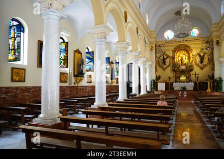 Spagna, Andalusia, Fuengirola: I credenti pregano nella Chiesa di Parroquia de Nuestra Senora del Rosario in piazza "Plaza de la Constitution" Foto Stock