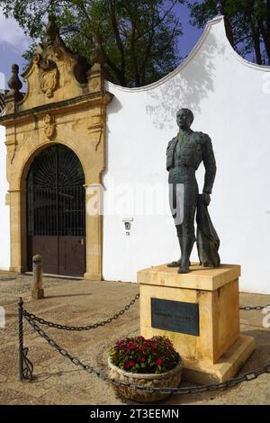 Spagna, Andalusia, Ronda: Statua in bronzo del matador Antonio (Cayetano) Ordonez Araujo, noto come El Niño de la Palma, di fronte all'arena Foto Stock