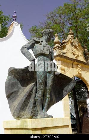 Spagna, Andalusia, Ronda: Statua in bronzo del matador Antonio (Cayetano) Ordonez Araujo, noto come El Niño de la Palma, di fronte all'arena Foto Stock