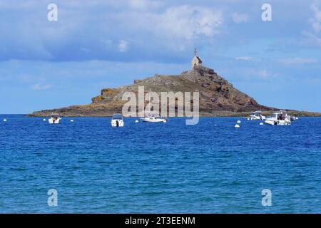 Erquy (Bretagna, Francia nord-occidentale): Les Hopitaux. Alta marea in estate e Cappella di Saint Michel de Rochecoul sull'isolotto di Saint Michel, bui Foto Stock