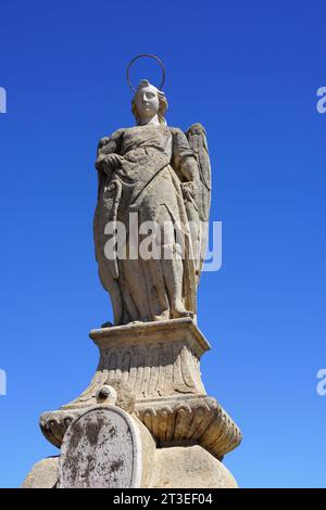 Spagna, Cordova: Statua dell'Arcangelo Raffaello (Triunfo de San Rafael) risalente al 1651 e creata da Bernabe Gomez del Rio, sul ponte romano Foto Stock