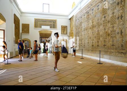 Spagna, Andalusia, Cordova: L'Alcazar de los Reyes Cristianos (castello dei monarchi cristiani). Turisti che visitano la sala dei mosaici (Salón de los Foto Stock