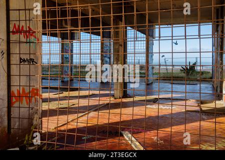 Soulac-sur-Mer (Francia centro-occidentale): Edificio le Signal, i cui abitanti sono vittime della prima espropriazione climatica francese. Soulac è un Foto Stock