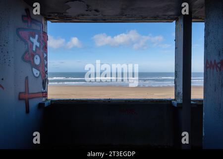 Soulac-sur-Mer (Francia centro-occidentale): Edificio le Signal, i cui abitanti sono vittime della prima espropriazione climatica francese. Soulac è un Foto Stock
