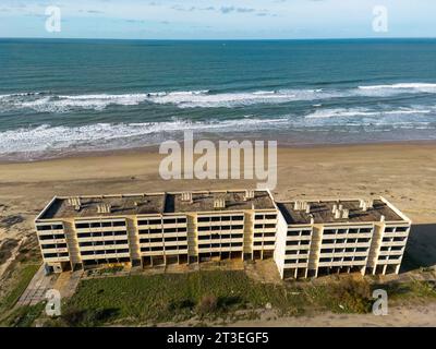 Soulac-sur-Mer (Francia centro-occidentale): Edificio le Signal, i cui abitanti sono vittime della prima espropriazione climatica francese. Soulac è un Foto Stock