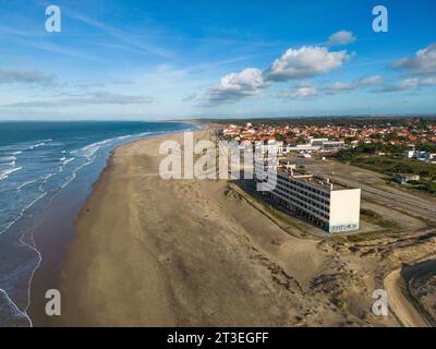 Soulac-sur-Mer (Francia centro-occidentale): Edificio le Signal, i cui abitanti sono vittime della prima espropriazione climatica francese. Soulac è un Foto Stock