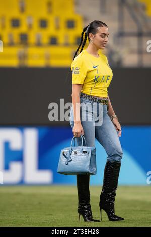 Georgina Rodriguez cammina in campo con una borsa Birkin Alligator blu e indossa jeans Guess e stivali le Silla, dopo la partita al-Nassr FC (KSA) vs al Duhail SC (QAT) giorno 3 dell'AFC Champions League 2023-24 gruppo e al Awwal Park il 24 ottobre, 2023 a Riyadh, Arabia Saudita. L'al-Nassr FC ha sconfitto l'al Duhail SC nel 4-3 con Cristiano Ronaldo segnando due gol. Foto di Victor Fraile / Power Sport Images Foto Stock