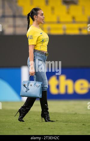 Georgina Rodriguez cammina in campo con una borsa Birkin Alligator blu e indossa jeans Guess e stivali le Silla, dopo la partita al-Nassr FC (KSA) vs al Duhail SC (QAT) giorno 3 dell'AFC Champions League 2023-24 gruppo e al Awwal Park il 24 ottobre, 2023 a Riyadh, Arabia Saudita. L'al-Nassr FC ha sconfitto l'al Duhail SC nel 4-3 con Cristiano Ronaldo segnando due gol. Foto di Victor Fraile / Power Sport Images Foto Stock