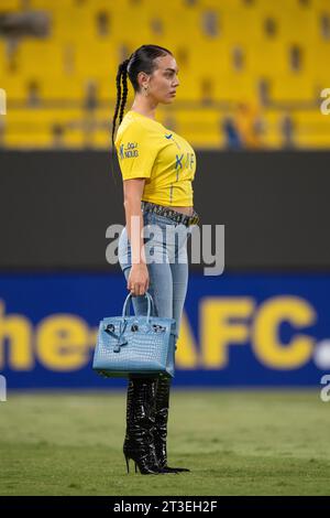 Georgina Rodriguez cammina in campo con una borsa Birkin Alligator blu e indossa jeans Guess e stivali le Silla, dopo la partita al-Nassr FC (KSA) vs al Duhail SC (QAT) giorno 3 dell'AFC Champions League 2023-24 gruppo e al Awwal Park il 24 ottobre, 2023 a Riyadh, Arabia Saudita. L'al-Nassr FC ha sconfitto l'al Duhail SC nel 4-3 con Cristiano Ronaldo segnando due gol. Foto di Victor Fraile / Power Sport Images Foto Stock