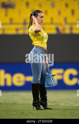 Georgina Rodriguez cammina in campo con una borsa Birkin Alligator blu e indossa jeans Guess e stivali le Silla, dopo la partita al-Nassr FC (KSA) vs al Duhail SC (QAT) giorno 3 dell'AFC Champions League 2023-24 gruppo e al Awwal Park il 24 ottobre, 2023 a Riyadh, Arabia Saudita. L'al-Nassr FC ha sconfitto l'al Duhail SC nel 4-3 con Cristiano Ronaldo segnando due gol. Foto di Victor Fraile / Power Sport Images Foto Stock