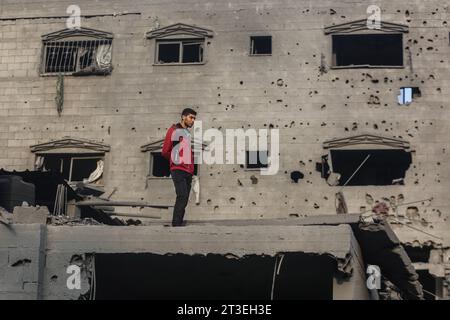 Khan Yunis, territori palestinesi. 25 ottobre 2023. Un palestinese si trova su un edificio distrutto dopo gli attacchi aerei israeliani. Credito: Mohammed Talatene/dpa/Alamy Live News Foto Stock