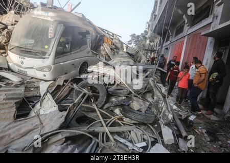 Khan Yunis, territori palestinesi. 25 ottobre 2023. I palestinesi cercano attraverso edifici che sono stati distrutti durante gli attacchi aerei israeliani. Credito: Mohammed Talatene/dpa/Alamy Live News Foto Stock