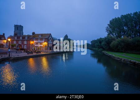 The Old Granary Pub & Restaurant on the River Frome at Dawn, Wareham, Dorset, Inghilterra, Regno Unito Foto Stock