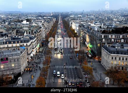 Parigi (Francia): Avenue des Champs Elysees, 8° arrondissement di Parigi (distretto). Panoramica dall'Arco di Trionfo Foto Stock