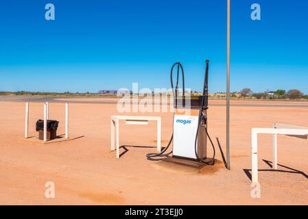 Una pompa carburante Mogas bowser si trova da sola nella polvere al Curtin Springs Roadhouse sulla Lassetter Highway, Northern Territory, Australia Foto Stock