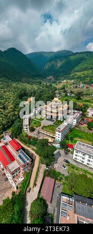 Vista aerea del monastero di Azom a Dakshinkali, Nepal. E' vicino alla statua di Guru Rinpoche. E' uno dei posti migliori da visitare vicino a Kathmandu Foto Stock