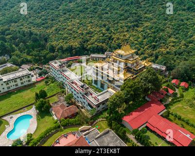 Vista aerea del monastero di Azom a Dakshinkali, Nepal. E' vicino alla statua di Guru Rinpoche. E' uno dei posti migliori da visitare vicino a Kathmandu Foto Stock