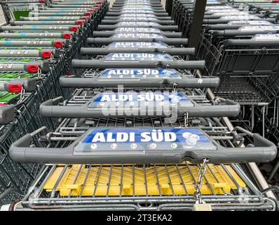 Redaktionell, Griesheim: Einkaufswagen der Discounterkette Aldi Sued. Redaktionell, Griesheim im Juli 2023: Einkaufswagen der Discounterkette Aldi Sued. *** Editorial, Griesheim carrello della catena discount Aldi Sued Editorial, Griesheim nel luglio 2023 carrello della catena discount Aldi Sued Copyright: XBEAUTIFULxSPORTS/KJPetersx Credit: Imago/Alamy Live News Foto Stock