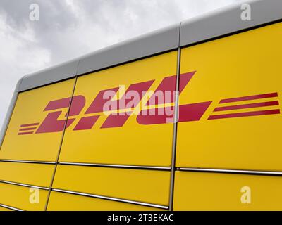 Redaktionell, Griesheim im Juli 2023: Packstation von DHL. Redaktionell, Griesheim im Juli 2023: Packstation von DHL. *** Editoriale, Griesheim nel luglio 2023 stazione di imballaggio da DHL Editorial, Griesheim nel luglio 2023 stazione di imballaggio da DHL Copyright: XBEAUTIFULxSPORTS/KJPetersx credito: Imago/Alamy Live News Foto Stock