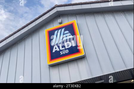 Redaktionell, Griesheim: Firmenlogo der Discounterkette Aldi Sued. Redaktionell, Griesheim im Juli 2023: Firmenlogo der Discounterkette Aldi Sued. *** Editoriale, Griesheim Company logo della catena di sconti Aldi Sued Editorial, Griesheim nel luglio 2023 Logo aziendale della catena di sconti Aldi Sued Copyright: XBEAUTIFULxSPORTS/KJPetersx Credit: Imago/Alamy Live News Foto Stock