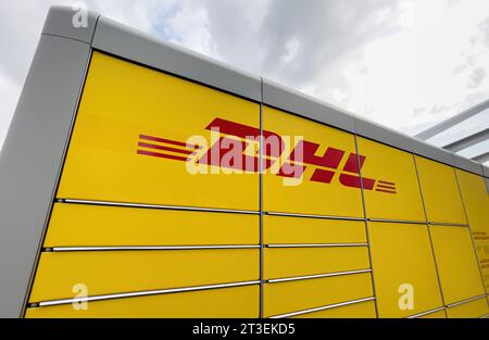 Redaktionell, Griesheim im Juli 2023: Packstation von DHL. Redaktionell, Griesheim im Juli 2023: Packstation von DHL. *** Editoriale, Griesheim nel luglio 2023 stazione di imballaggio da DHL Editorial, Griesheim nel luglio 2023 stazione di imballaggio da DHL Copyright: XBEAUTIFULxSPORTS/KJPetersx credito: Imago/Alamy Live News Foto Stock