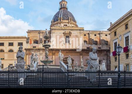 Palermo, Sicilia, 2016. Incorniciata da Palazzo Pretorio e dalla chiesa di Santa Caterina, la Fontana Pretoriana (XVI secolo) e le sue statue marmoree Foto Stock