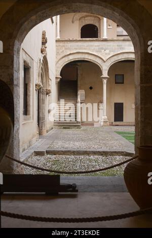 Palermo, Sicilia, 2016. L'atrio di Palazzo Abatellis (XV secolo) che ospita il museo regionale nel quartiere Kalsa (verticale) Foto Stock
