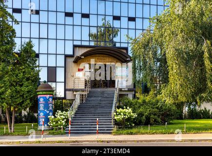 Varsavia, Polonia - 25 luglio 2021: Dipartimento di ingegneria dei materiali edificio di Politecnico Politechnika Warszawska Technical University a Mokotow Foto Stock