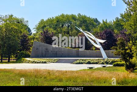 Varsavia, Polonia - 25 luglio 2021: Fallen Aviator Memorial Pomnik Poleglych Lotnikow di Marek Dziewulski in Wawelska Street e Pole Mokotowskie Park Foto Stock