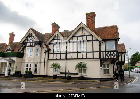 Datchet, Berkshire, Regno Unito. 25 ottobre 2023. Il Manor Hotel di proprietà di MG Hotels nel villaggio di Datchet è chiuso al pubblico in quanto viene utilizzato per ospitare i richiedenti asilo dal Ministero degli interni. Il costo attuale degli alloggi per i migranti negli hotel è di 8 milioni di sterline al giorno. Il ministro dell'immigrazione Robert Jennrick ha annunciato che 50 hotel cesseranno di essere utilizzati per ospitare i migranti nei prossimi tre mesi nel tentativo di ridurre i costi. Molti migranti nel Regno Unito vivono in hotel di lusso, mentre gli ex miltari e i cittadini del Regno Unito che hanno perso il lavoro dormono per strada. C Foto Stock