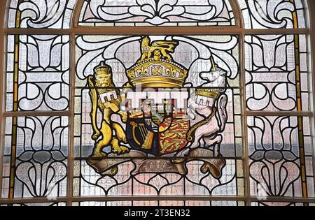 Inghilterra, Canterbury: Il Kent Museum of Freemasonry. Vetrata colorata con lo stemma del Principe di Galles Foto Stock