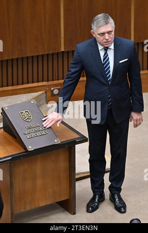 Bratislava, Slovacchia. 25 ottobre 2023. Slovacchia Smer (direzione) - il presidente del partito socialdemocratico Robert Fico (nella foto) e i deputati neoeletti prestano giuramento nel Parlamento slovacco durante la sessione costituente del nuovo parlamento slovacco a Bratislava, in Slovacchia, il 25 ottobre 2023. Credito: Vaclav Salek/CTK Photo/Alamy Live News Foto Stock