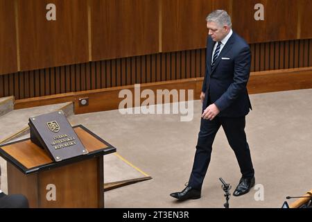 Bratislava, Slovacchia. 25 ottobre 2023. Slovacchia Smer (direzione) - il presidente del partito socialdemocratico Robert Fico (nella foto) e i deputati neoeletti prestano giuramento nel Parlamento slovacco durante la sessione costituente del nuovo parlamento slovacco a Bratislava, in Slovacchia, il 25 ottobre 2023. Credito: Vaclav Salek/CTK Photo/Alamy Live News Foto Stock