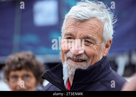 Saint Malo il 5 novembre 2022 (Bretagna, Francia nord-occidentale): Jean Luc Van Den Heede su un pontone dopo l'annuncio del rinvio del Foto Stock